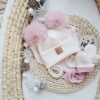 Komplet zimowy wiązany ecru pompony pastel