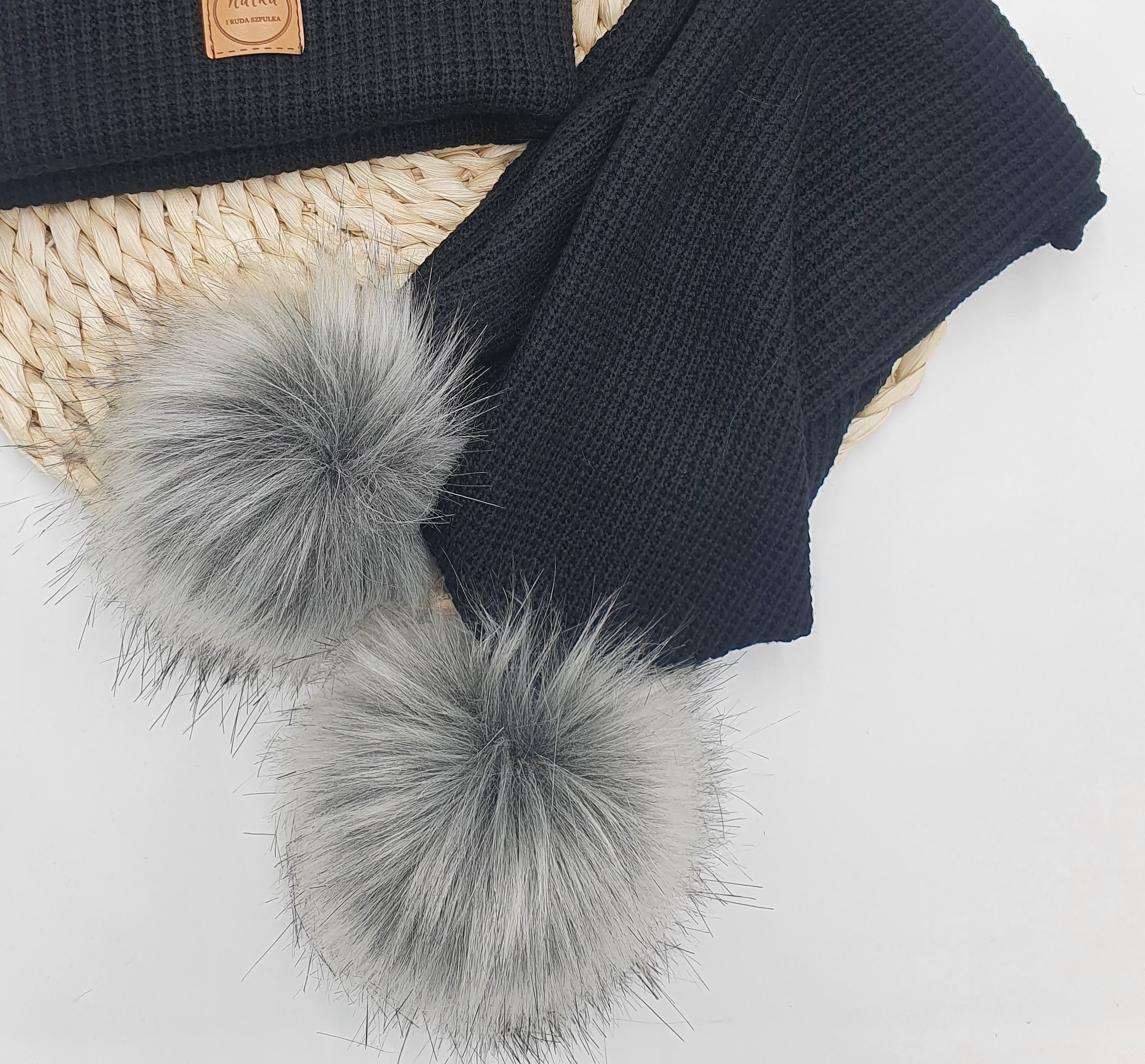 Szalik zimowy dziecięcy z pomponami szarymi czarny