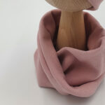 Komin prążkowany dziecięcy zakręcony pastelowy róż