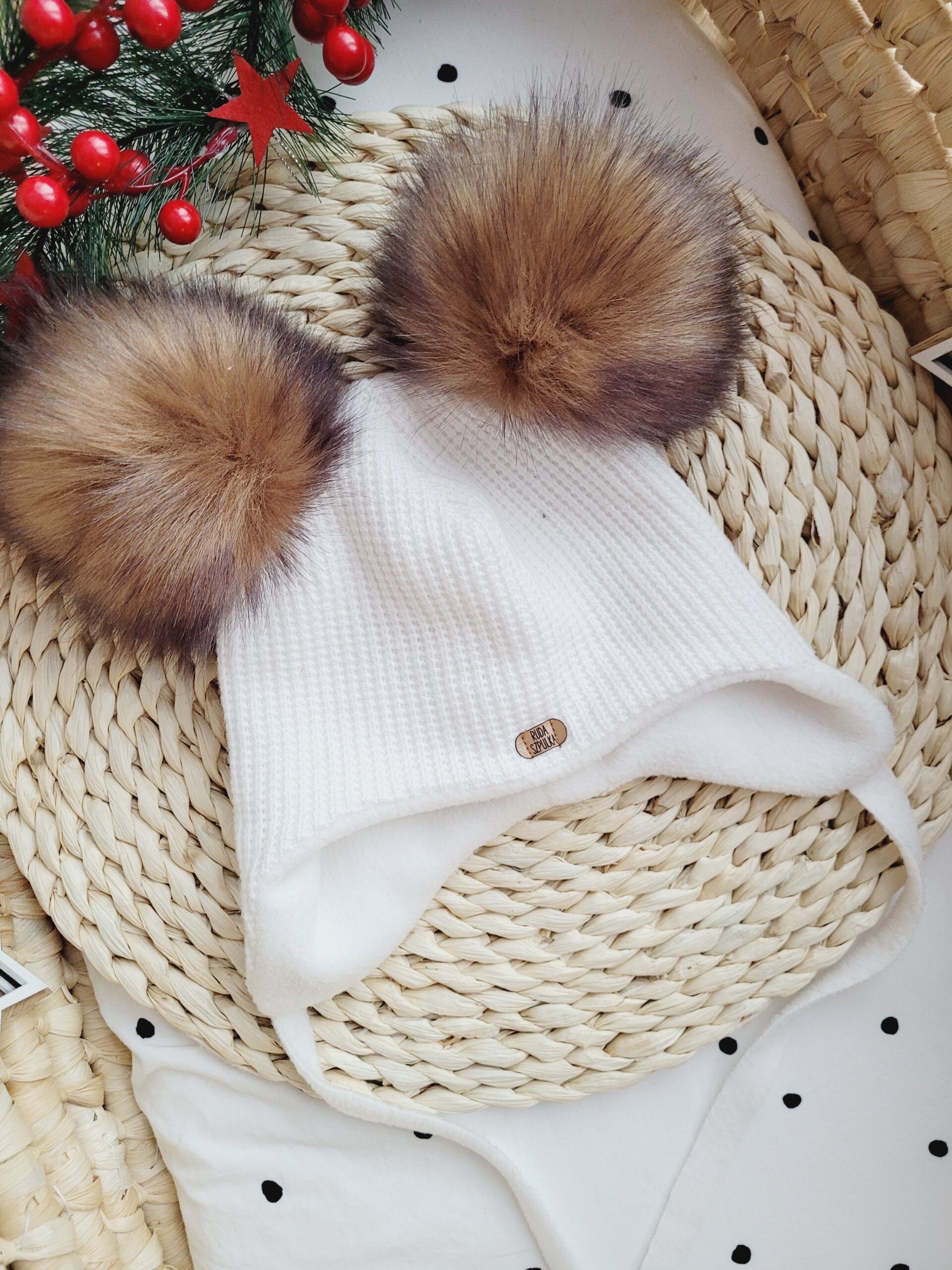 Czapka zimowa wiązana ecru pompony brązowe