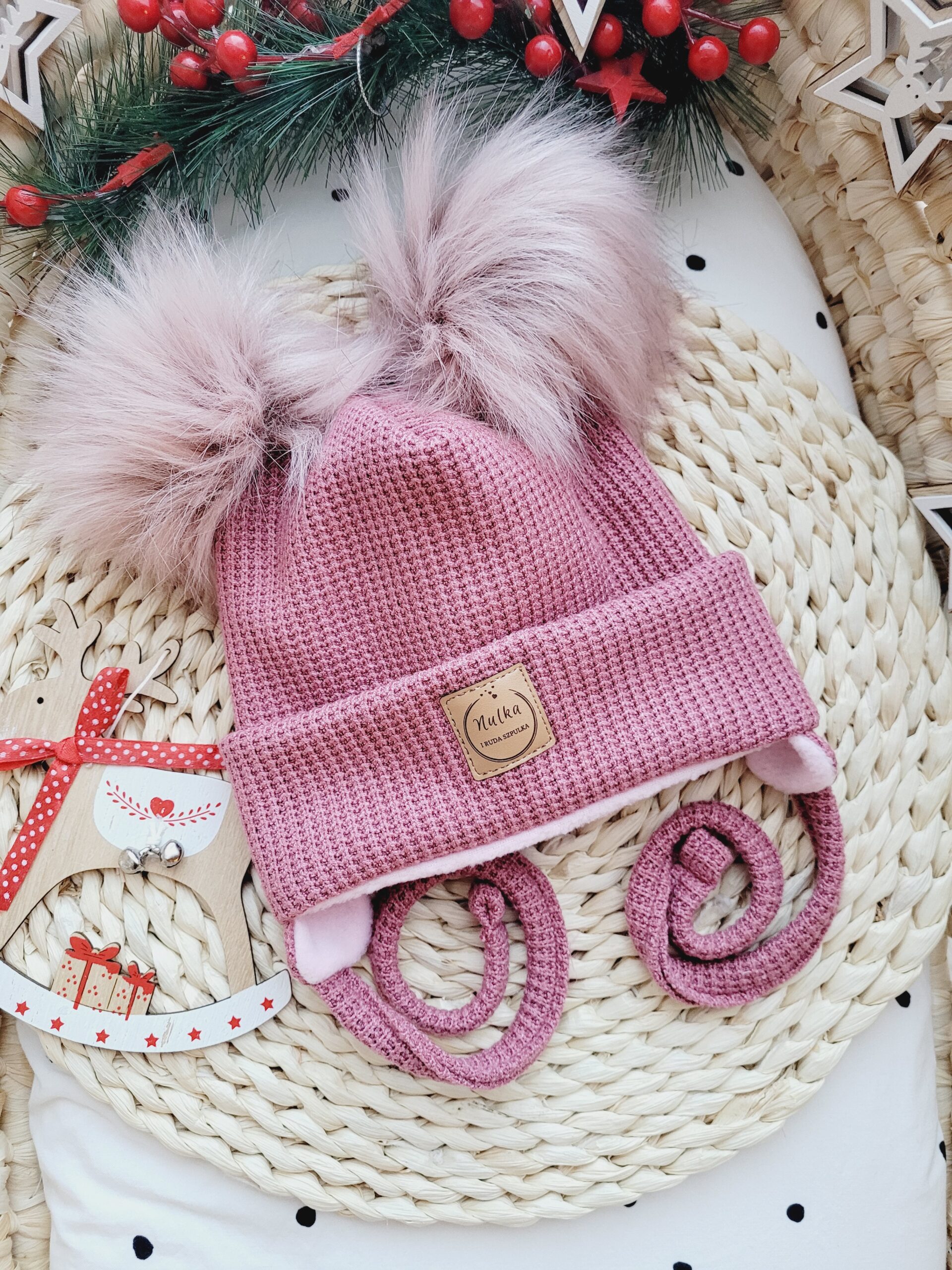Czapka zimowa wiązana róż wrzosowy pompony różowe