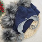 Komplet zimowy wiązany granatowy z szarymi pomponami