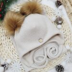 Komplet zimowy wiązany jasny beż pompony brąz