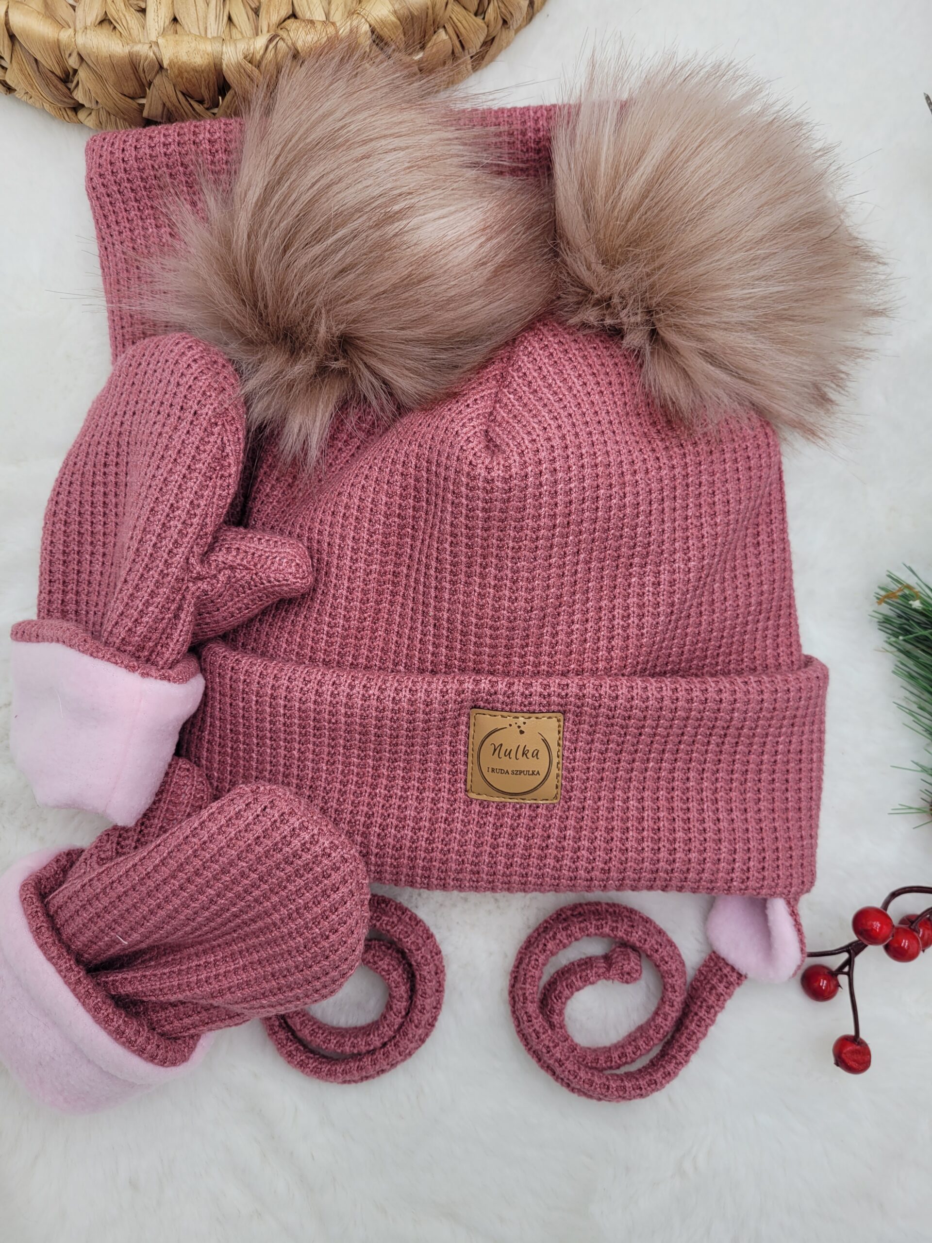 Komplet zimowy wiązany róż wrzosowy z różowymi pomponami rękawiczki