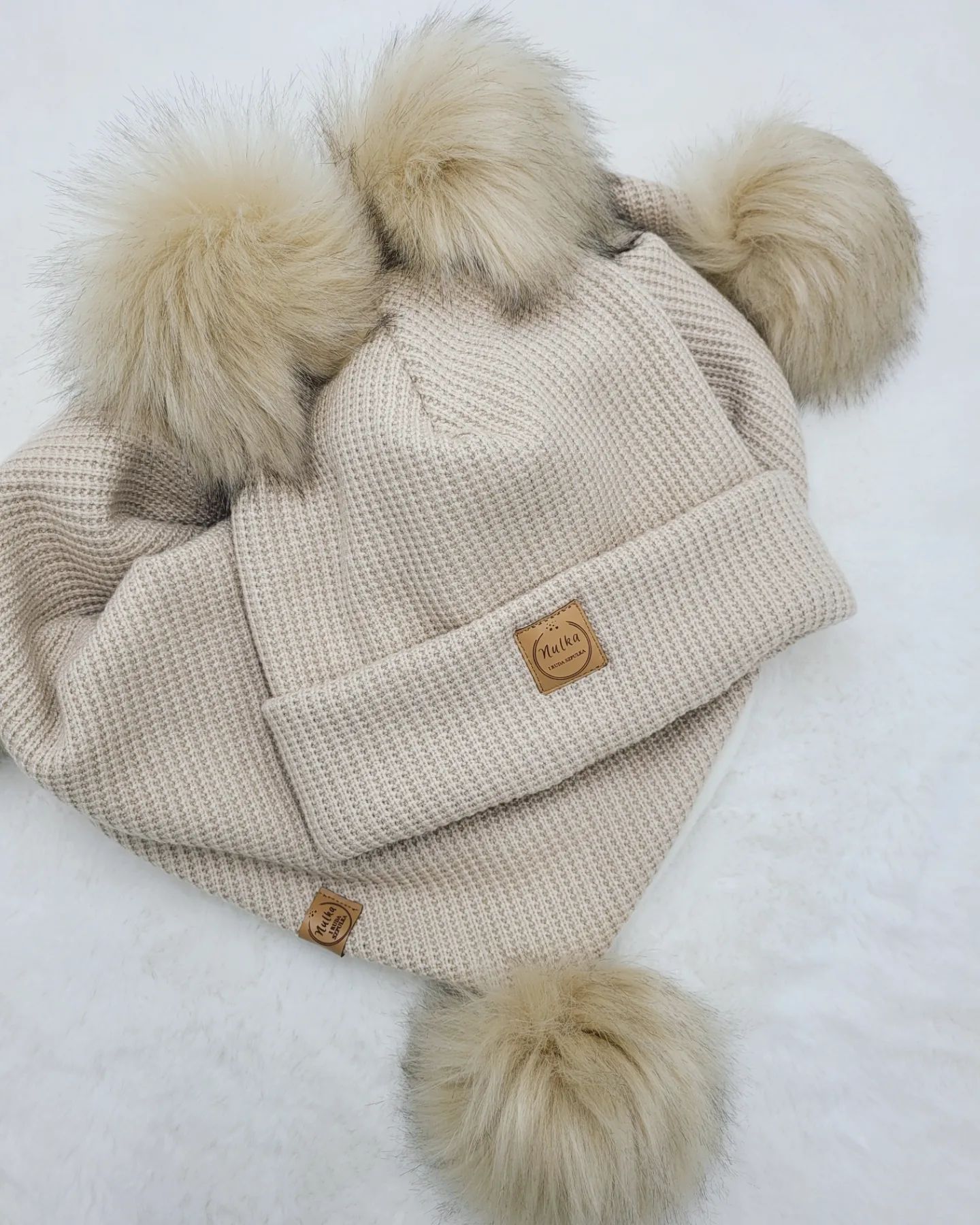 Czapka i chusta dziecięca zimowa z pomponami w kolorze beż palony