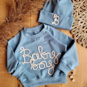 Bluza dziecięca z napisem Baby boy i czapka prążkowana z literą