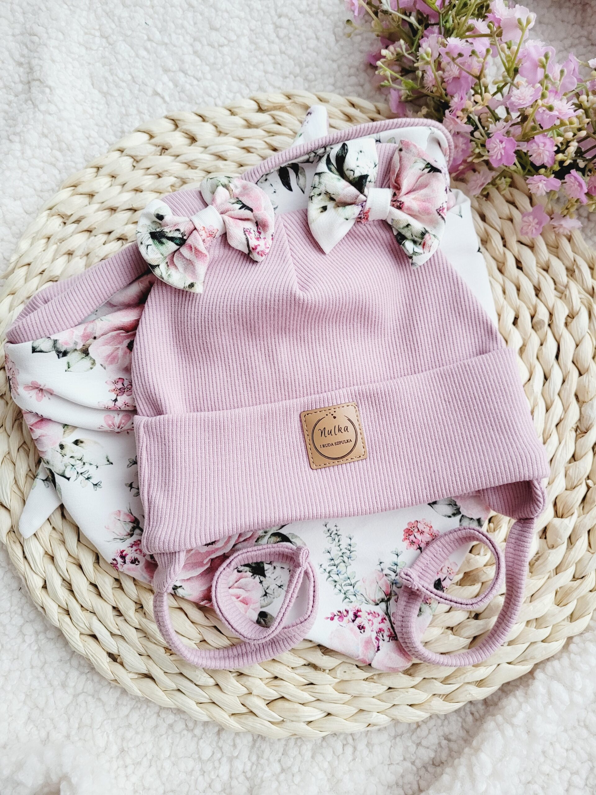 Komplet z czapką wiązaną Bukiety różane pastelowy róż