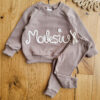 Bluza z imieniem Maksiu i legginsy prążkowane cappucino.