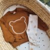 Bluza i legginsy dziecięce z aplikacją misia kolor ciemny karmel