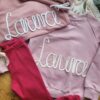 Bluza dla dziewczynki z napisem, imieniem, legginsy prążkowane malina