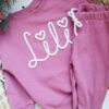 Bluza i legginsy prążkowane dla dziewczynki z napisem Lili kolor różowy