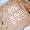 Bluza dla chłopca z napisem little bro karmel