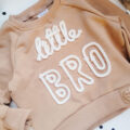 Bluza dla chłopca z napisem little bro karmel