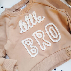 Bluza dla chłopca z napisem little bro karmel