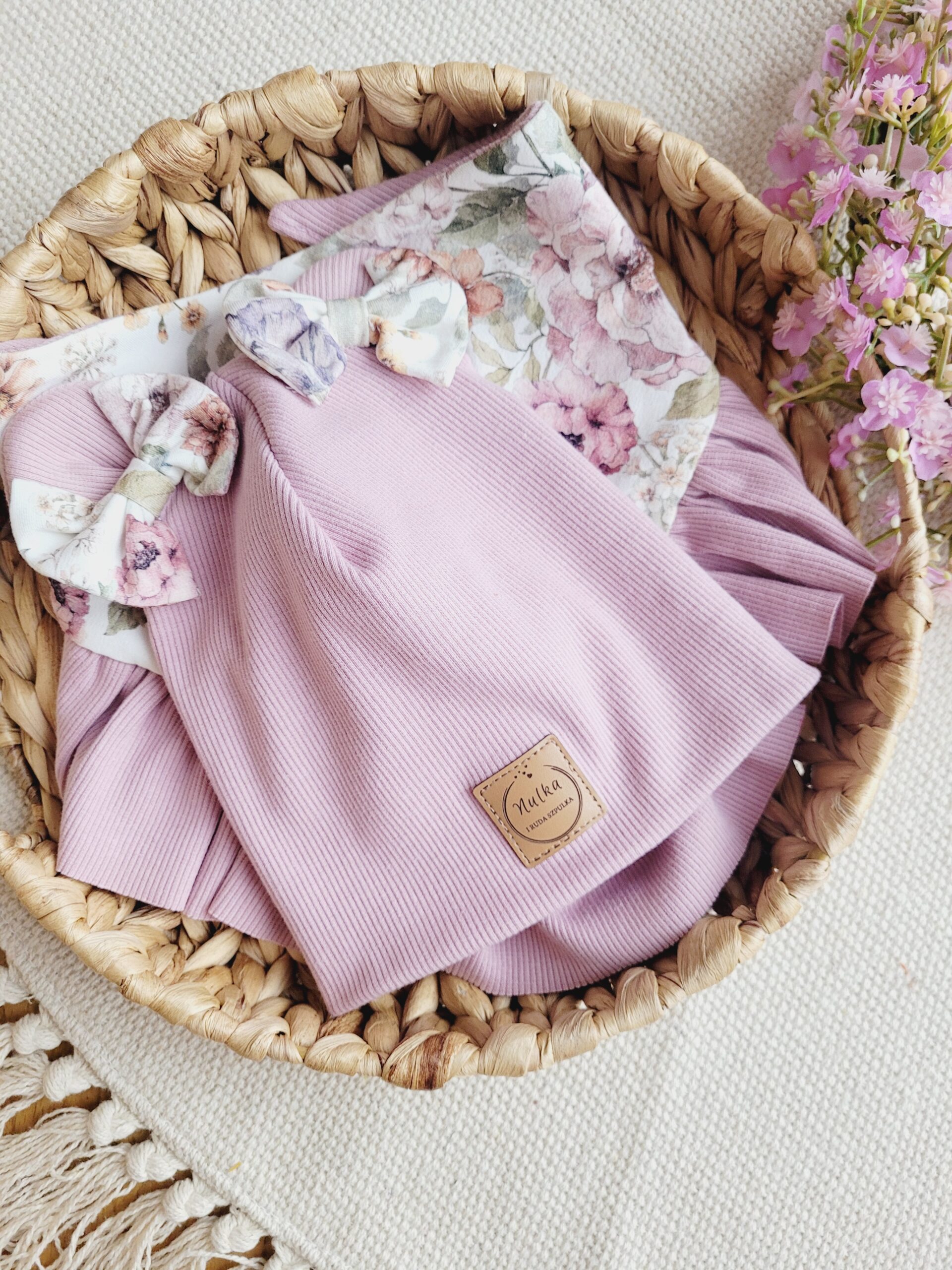 Komplet dla dziewczynki z prostą czapką Purple Garden pastelowy róż