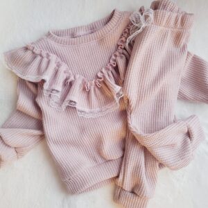 Sweterek z falbanką i spodnie pastelowy róż