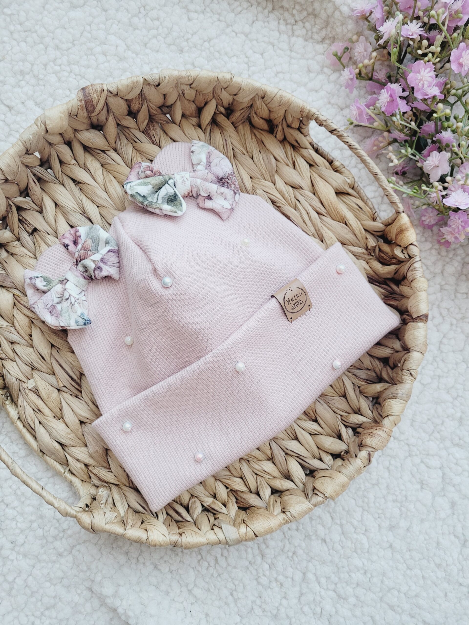 Czapka dla dziewczynki z kokardkami Purple Garden pudrowy róż perełki