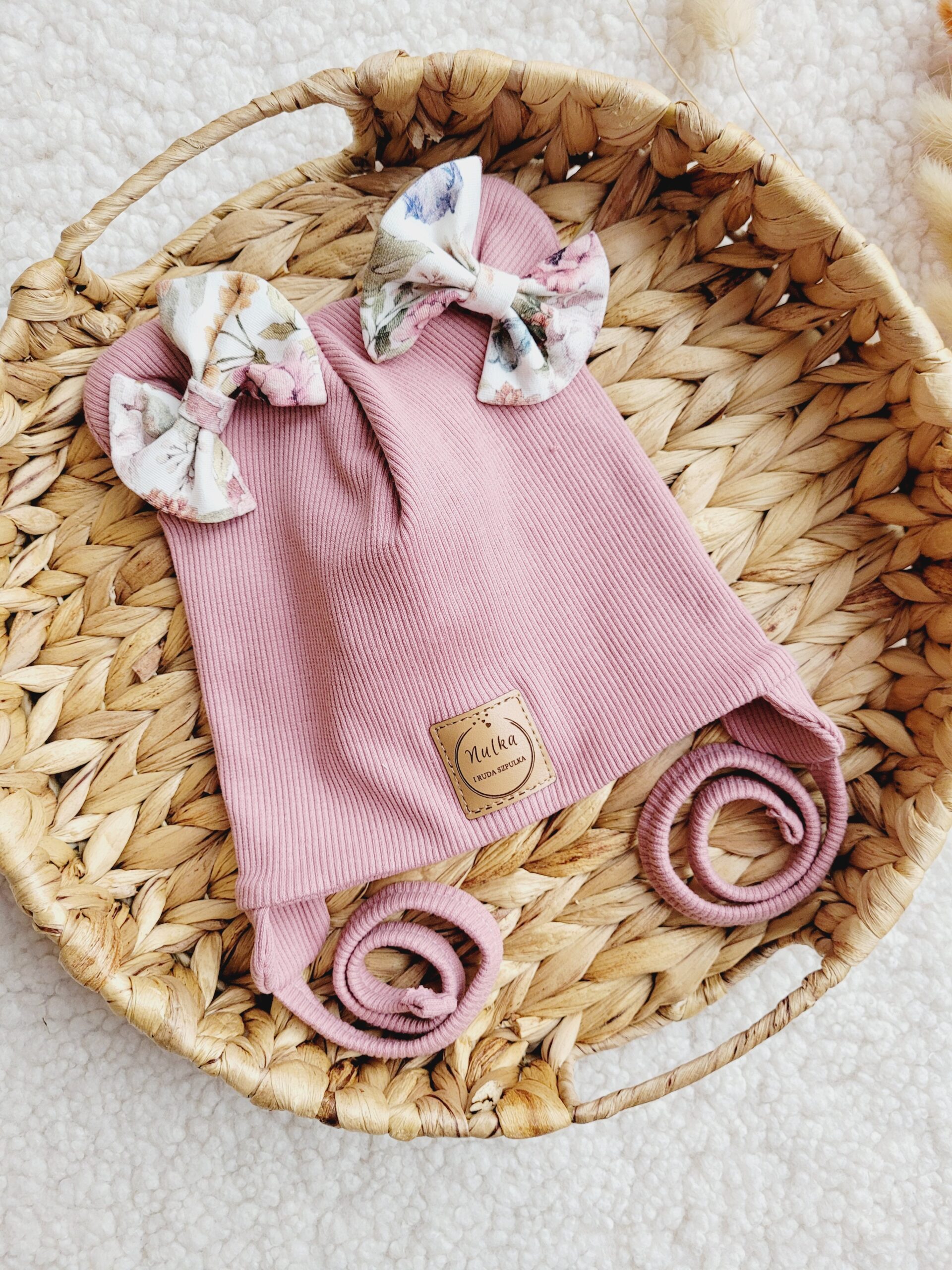 Czapka wiązana dla dziewczynki z kokardkami Purple garden brudny róż