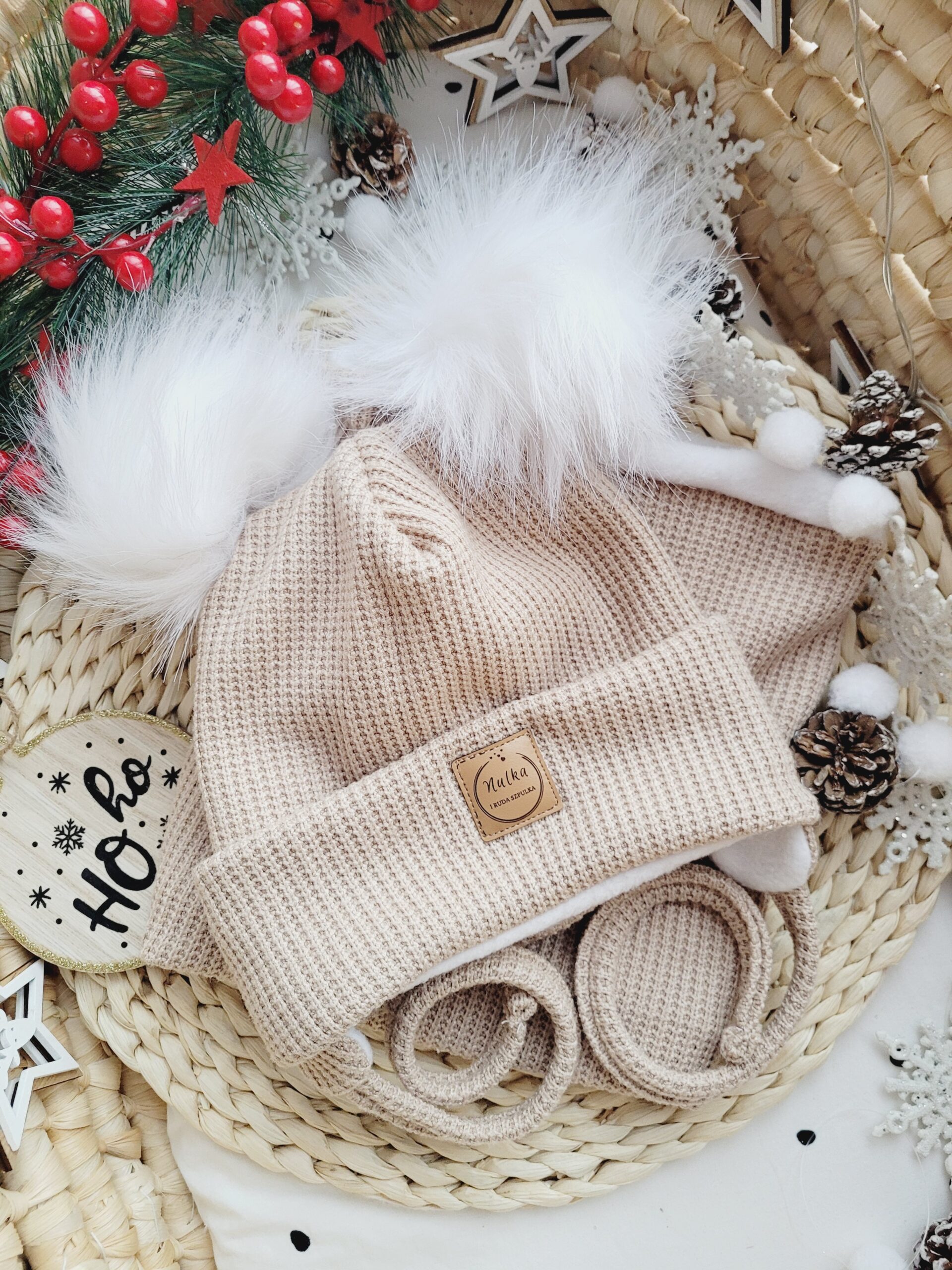 Komplet zimowy beżowy z pomponami białymi