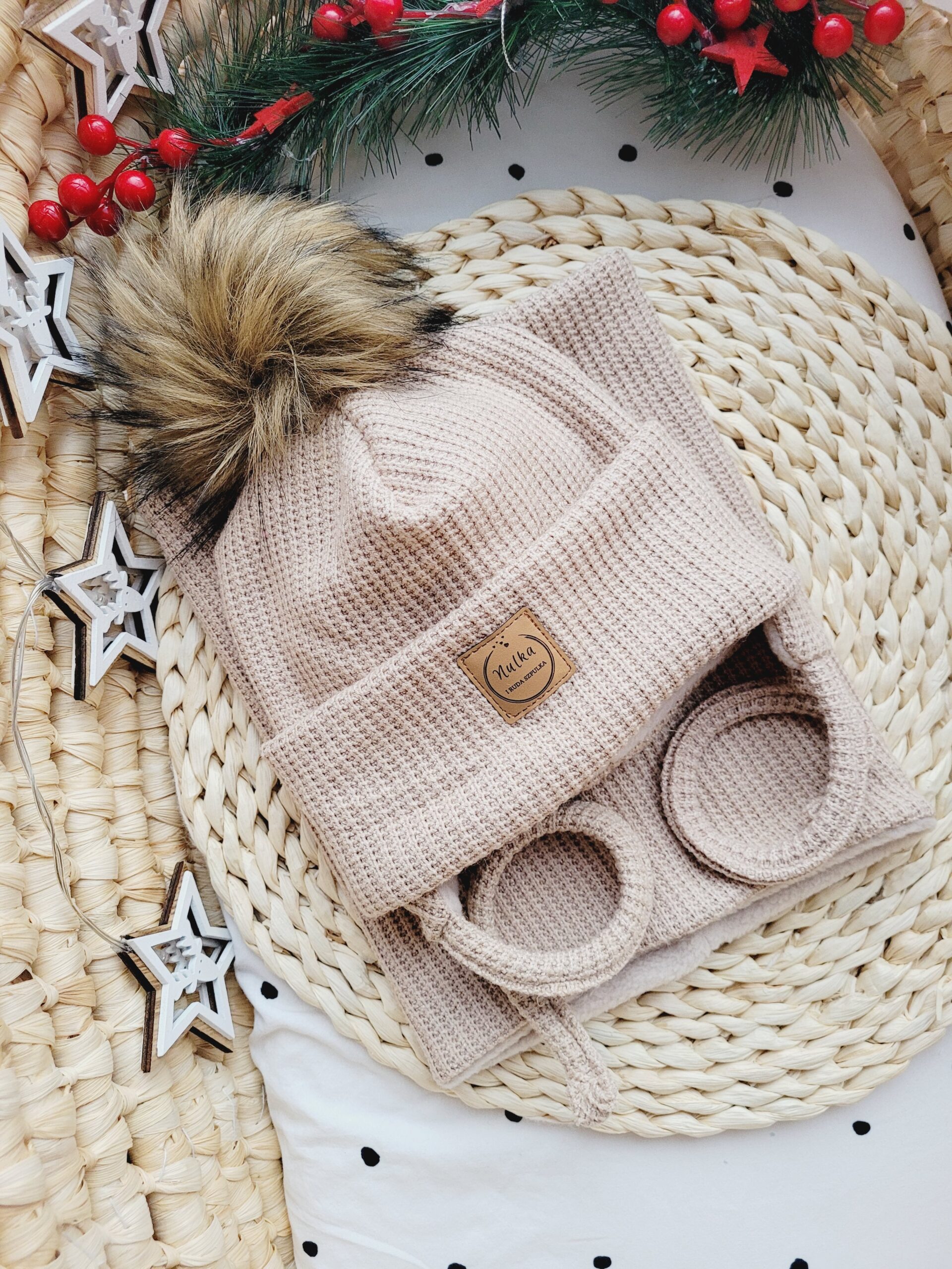 Komplet zimowy wiązany beżowy z pomponem miód brąz