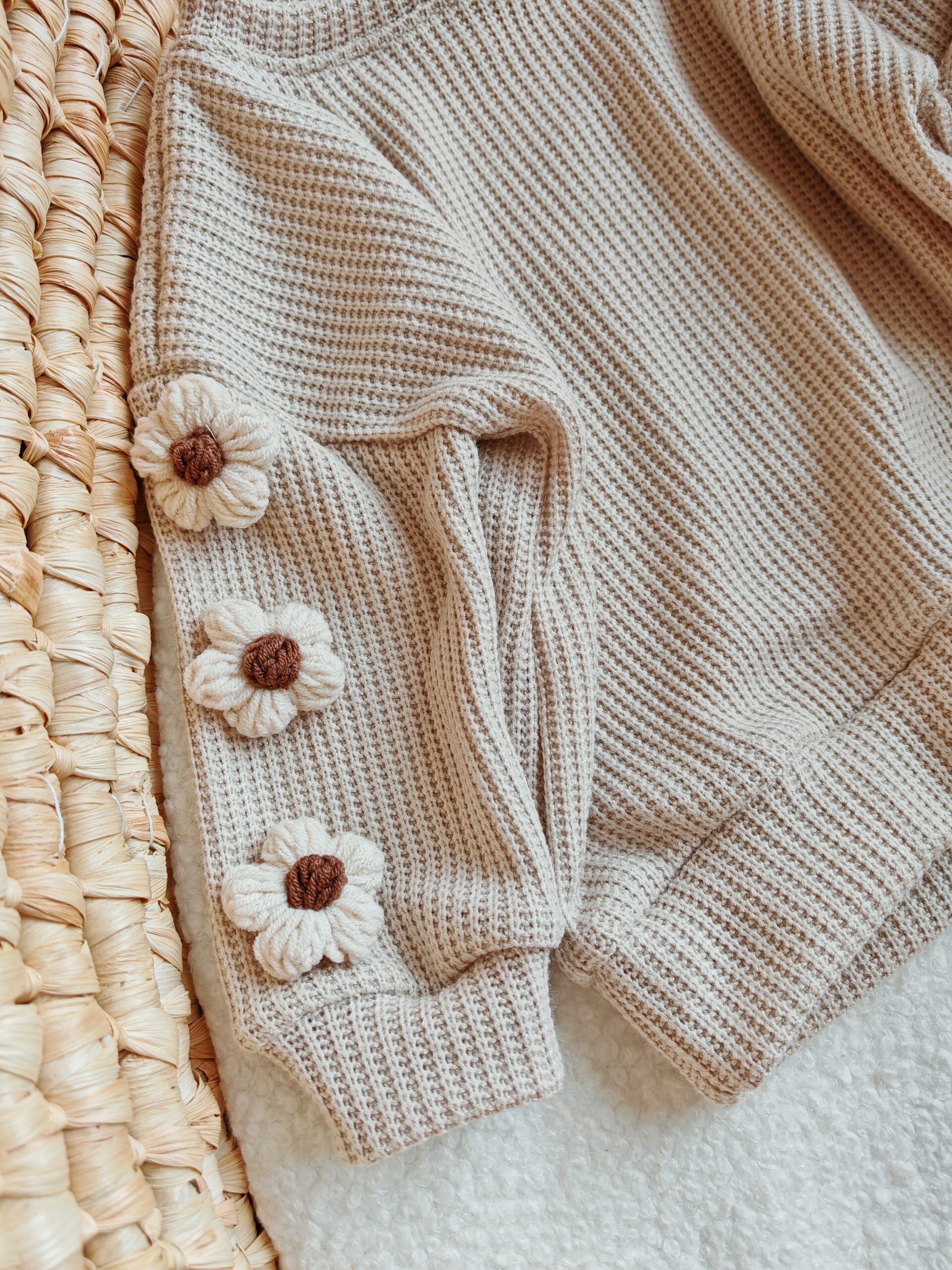 Sweterek dla dziewczynki beż kwiaty na rękawach jasny beż