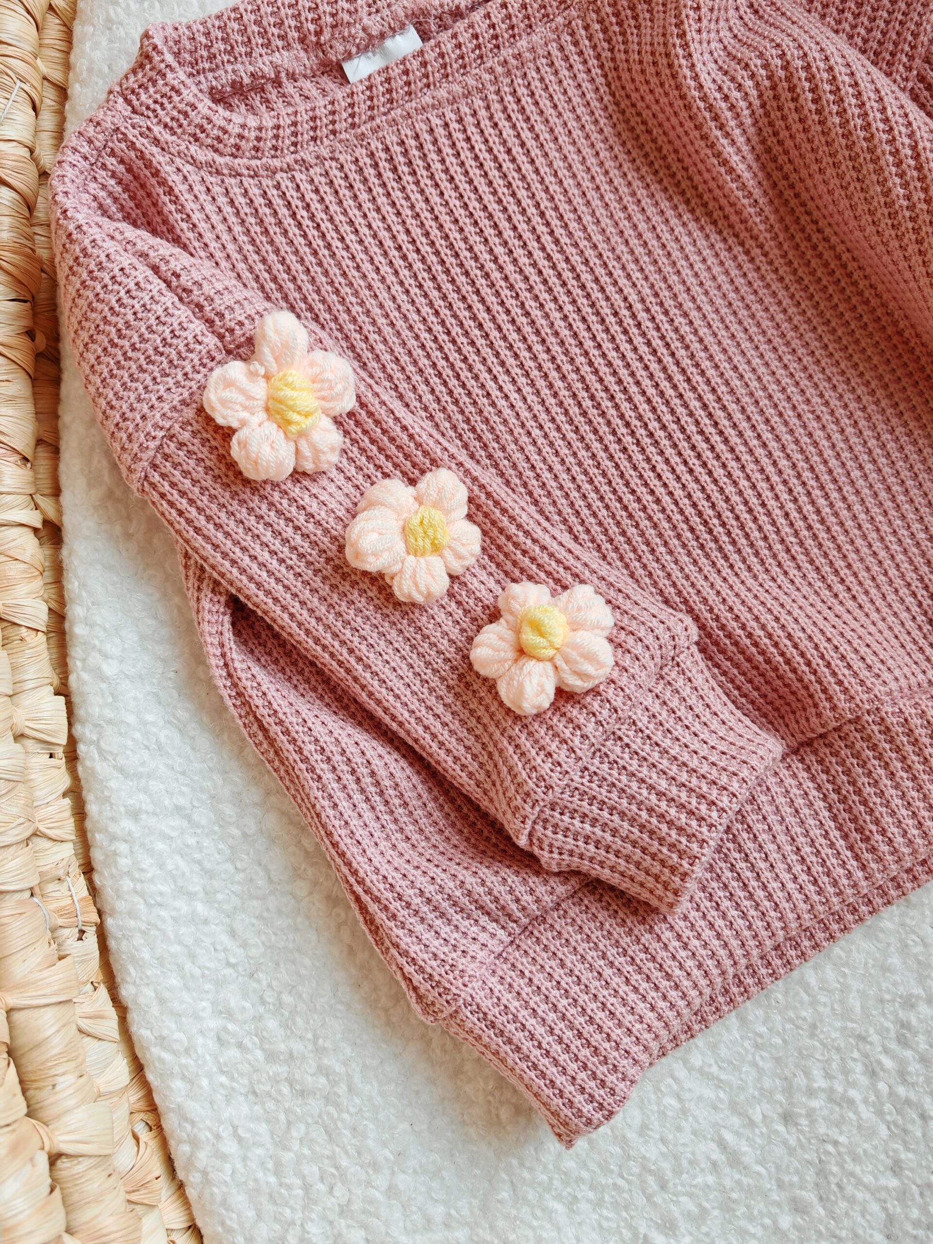 Sweterek dla dziewczynki pastel kwiaty na rękawach beżowy róż