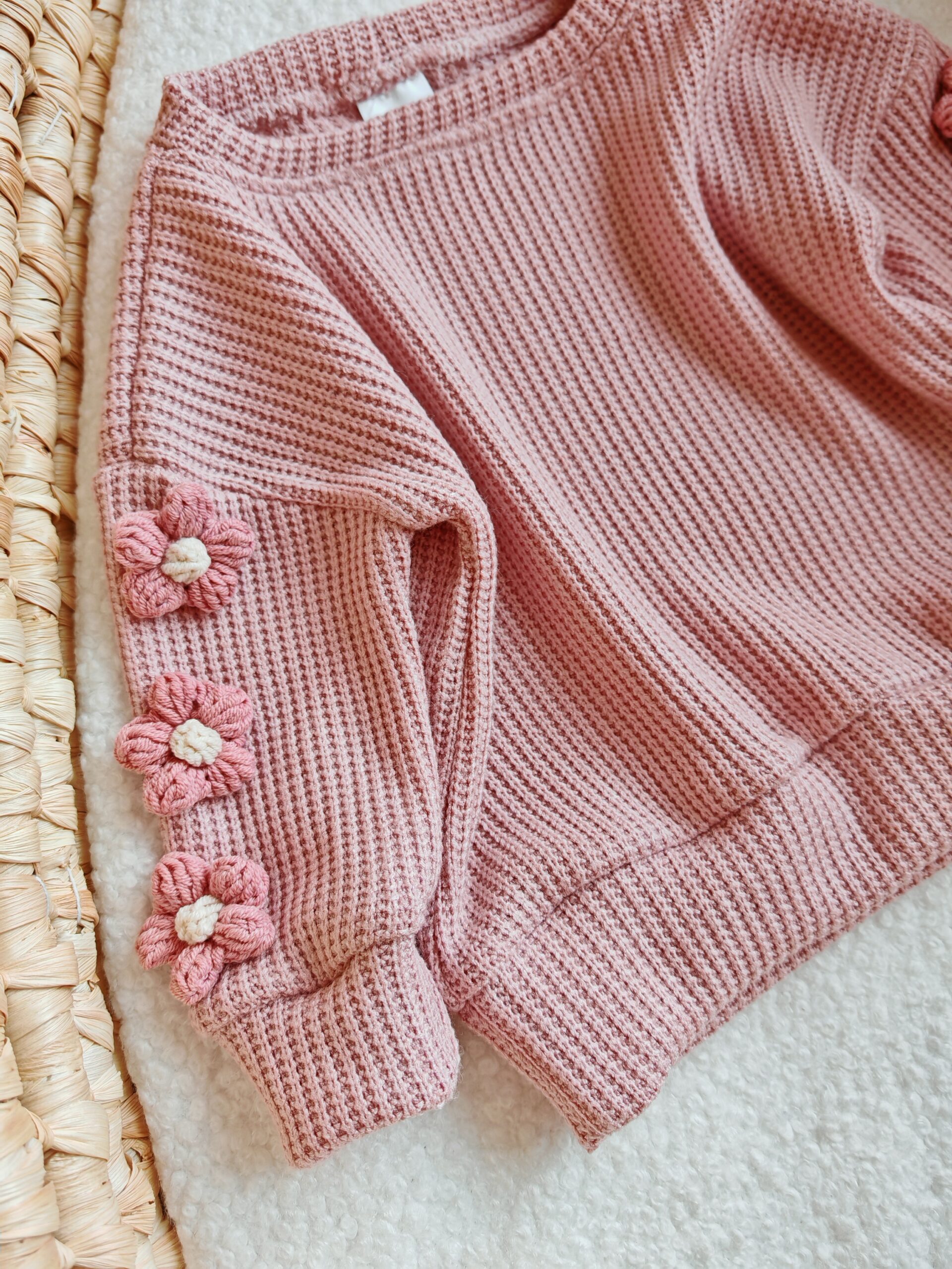 Sweterek dla dziewczynki pastel kwiaty na rękawach brudny róż