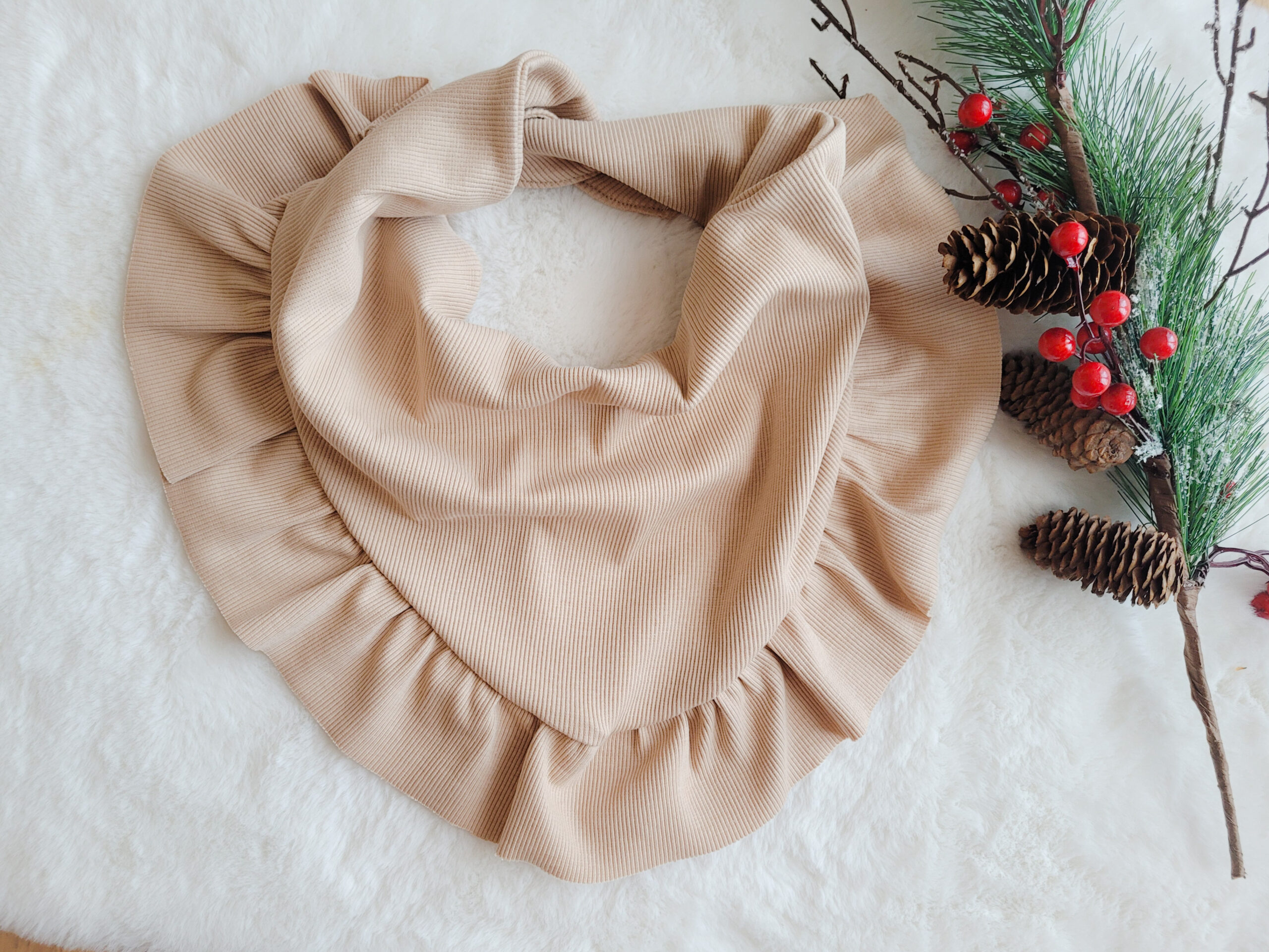 Chusta prążkowana maxi z falbanką jasny beż