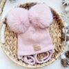 Czapka zimowa wiązana prosta pastelowy róż pompony pastel