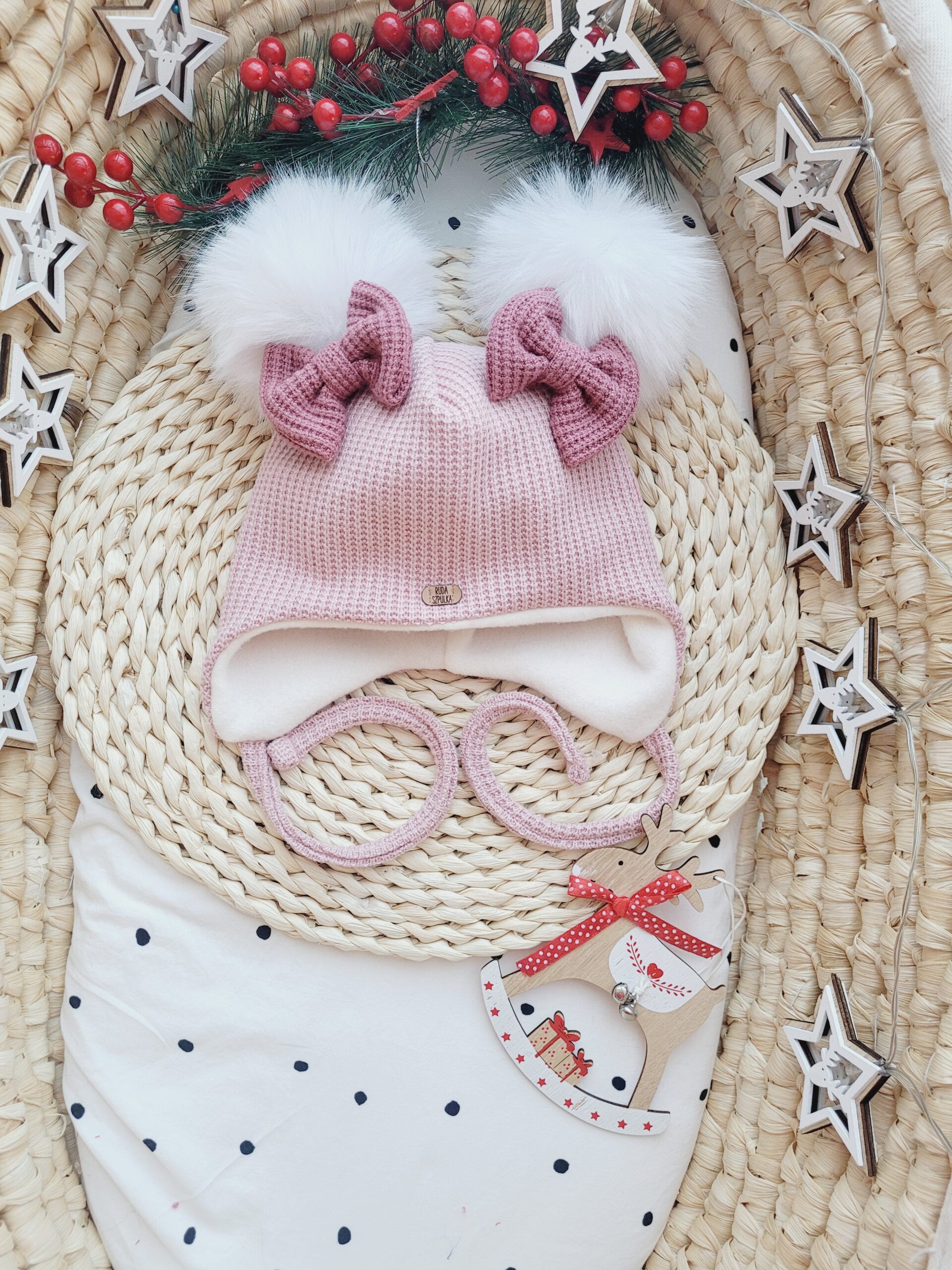 Czapka zimowa wiązana z kokardkami i pomponami białymi