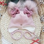 Czapka zimowa wiązana z kokardkami i pomponami różowymi