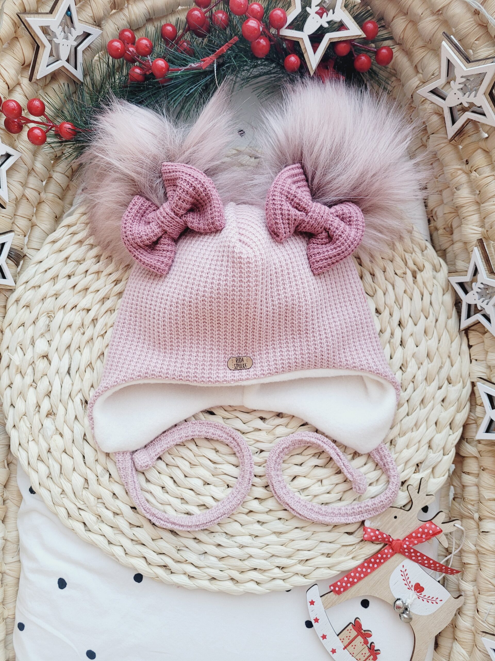 Czapka zimowa wiązana z kokardkami i pomponami różowymi