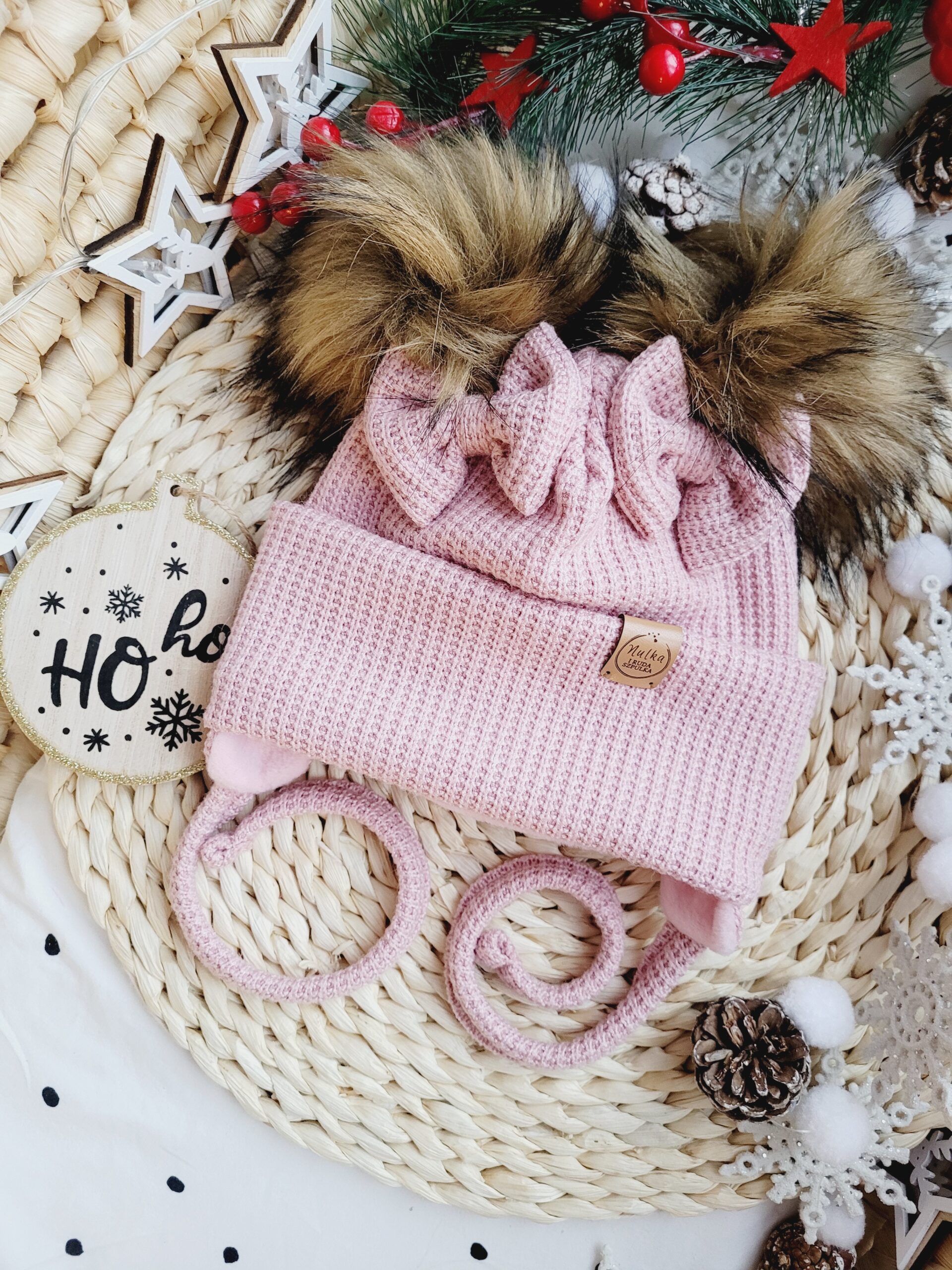 Czapka zimowa róż pastelowy z kokardkami i pomponami miód brąz