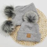 Komplet zimowy szary melanż jasny z szarymi pomponami szalik