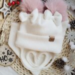 Komplet zimowy wiązany ecru pompony róż pastelowy kokardki chusta