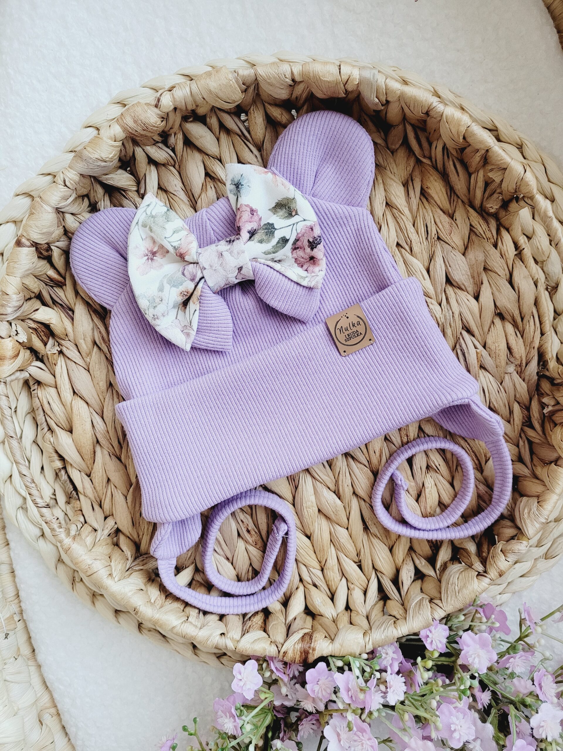 Czapka wiązana dla dziewczynki z kokardą Purple Garden lawenda