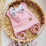 Czapka wiązana dla dziewczynki z kokardką pastelowe róże różowa