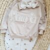Bluza dresowa jasny beż z napisem, legginsy prążkowane łapki, opaska pin-up
