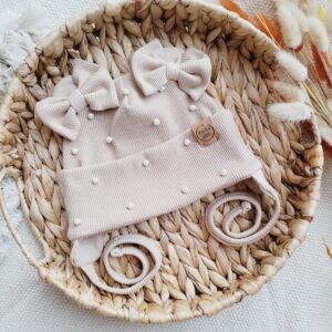 Czapka prążkowana z kokardkami jasny beż
