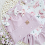 Czapka dla dziewczynki z kokardkami i perełkami chusta z falbanką pastelowy róż Peony
