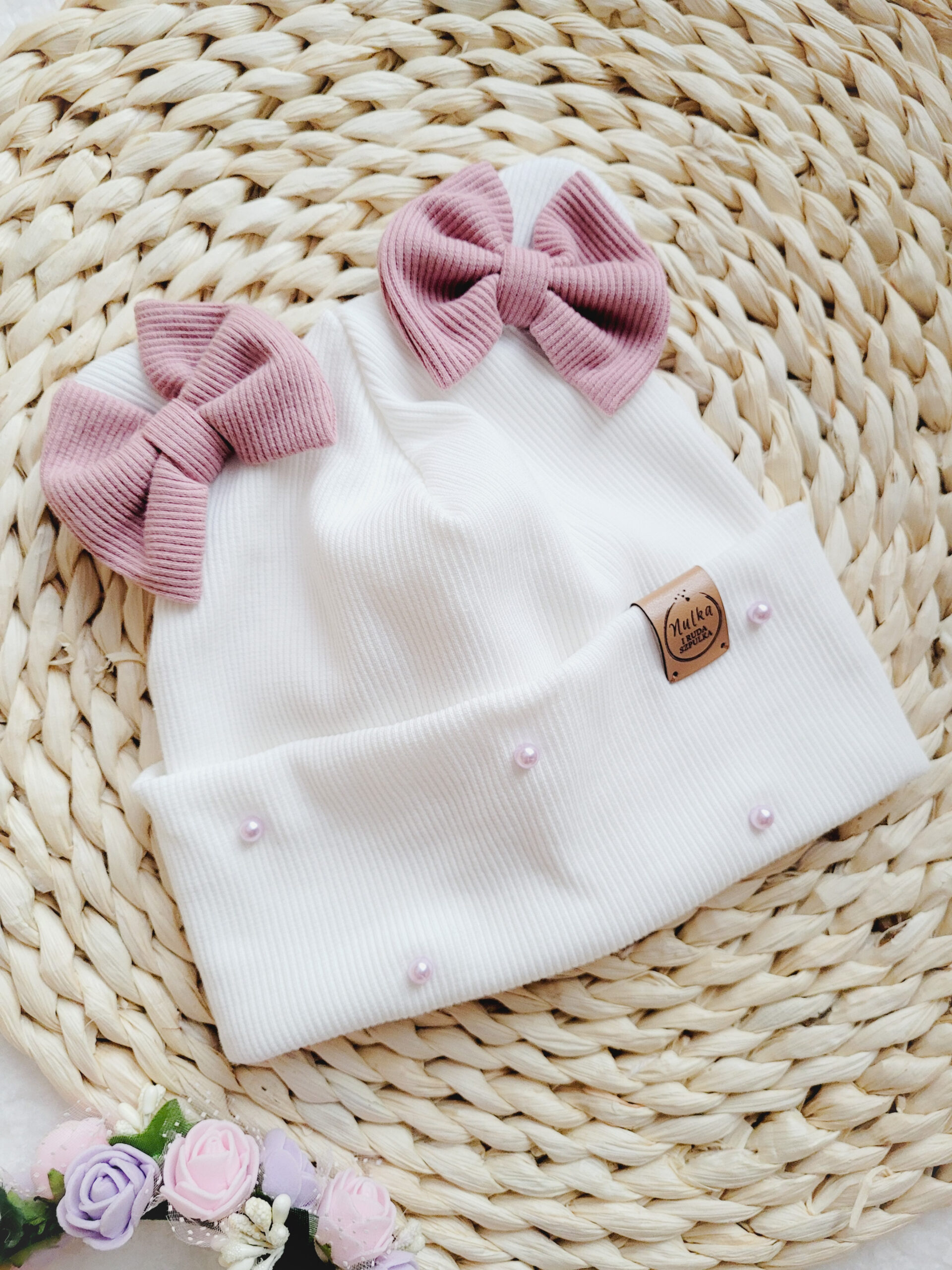 Czapka ecru dla dziewczynki z perełkami i kokardkami pastelowy róż