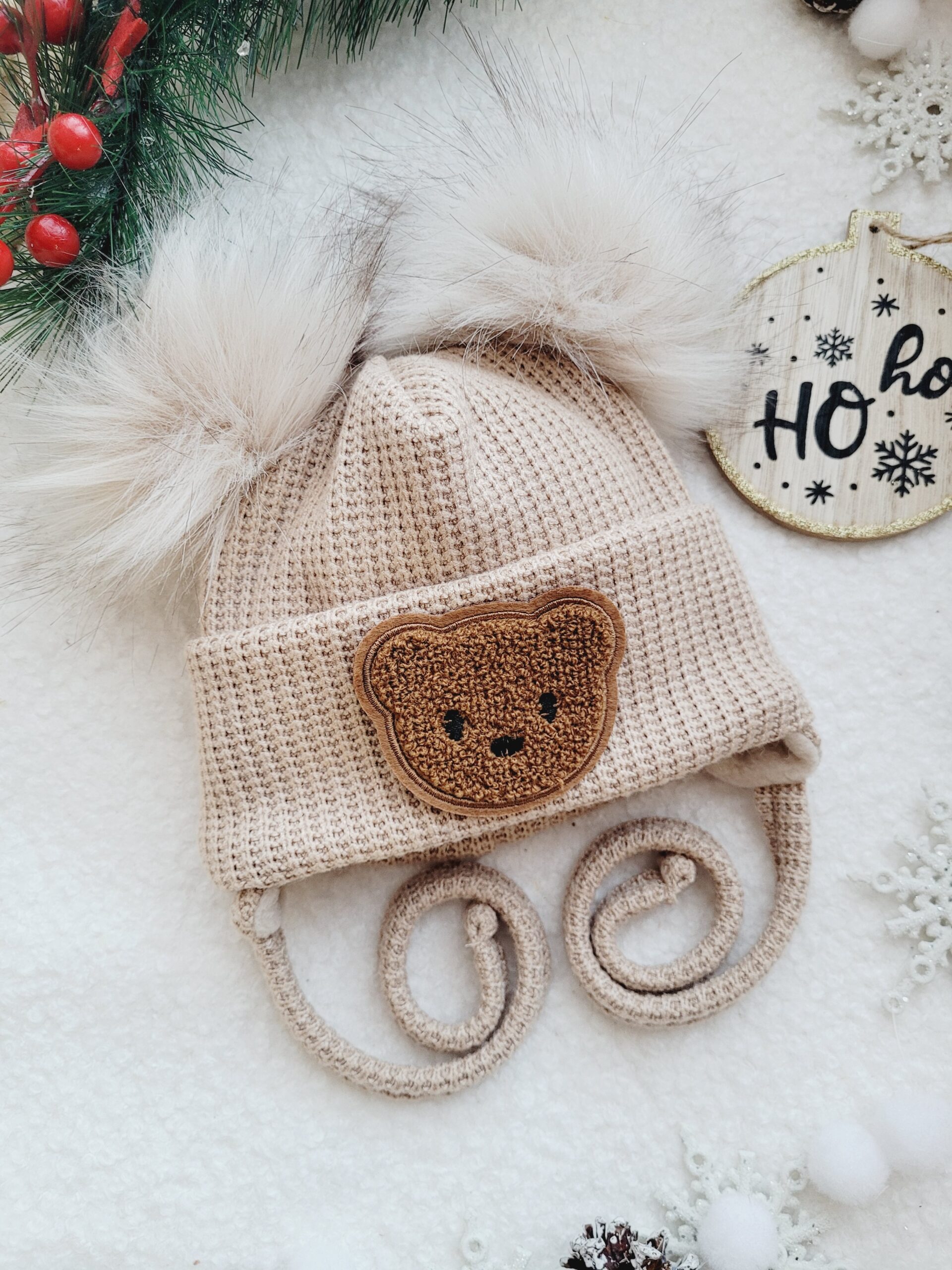 Czapka zimowa wiązana beżowa z misiem pompony beż palony jasny