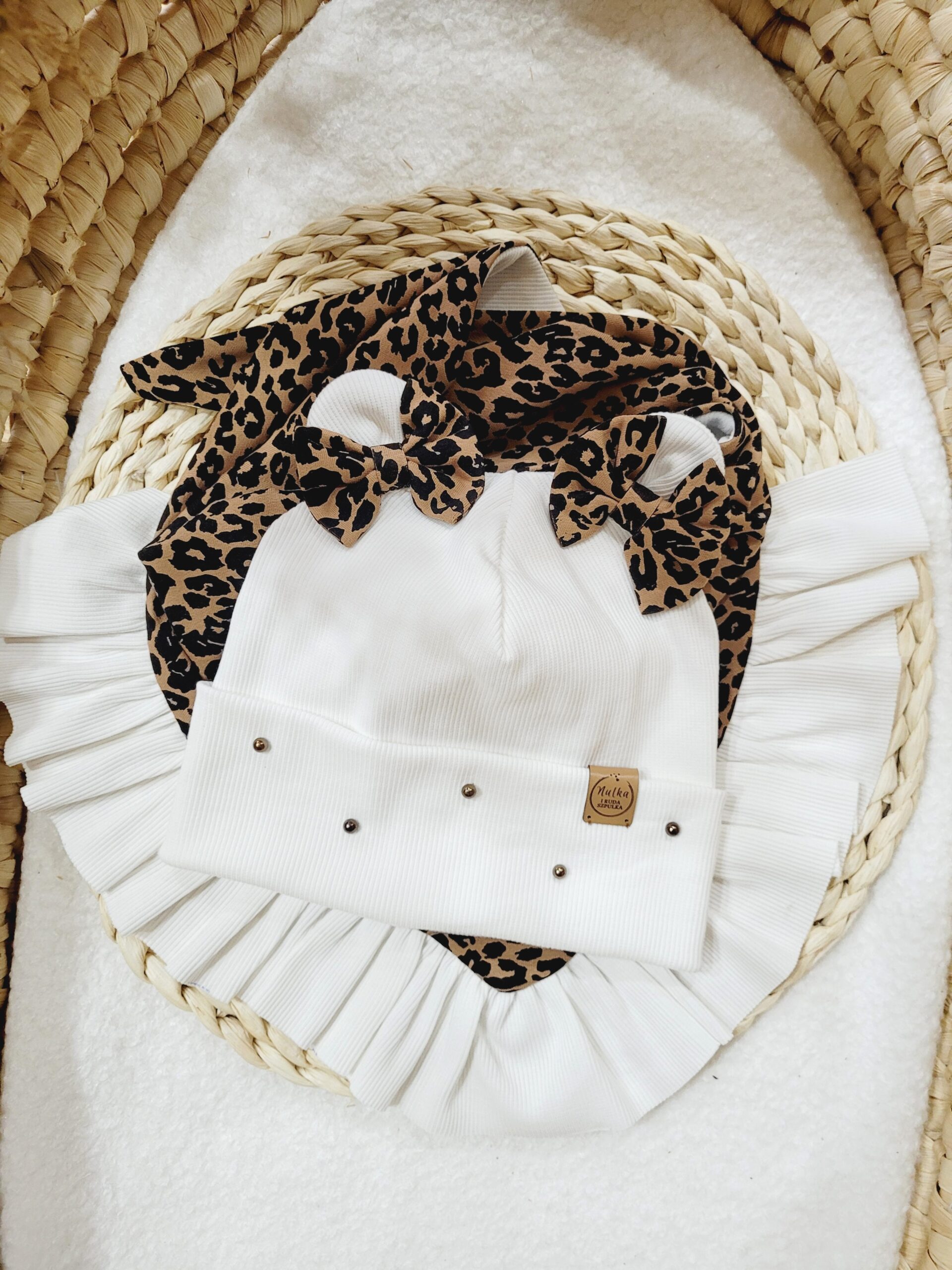 Czapka i chusta z falbanką biel panterka perełki