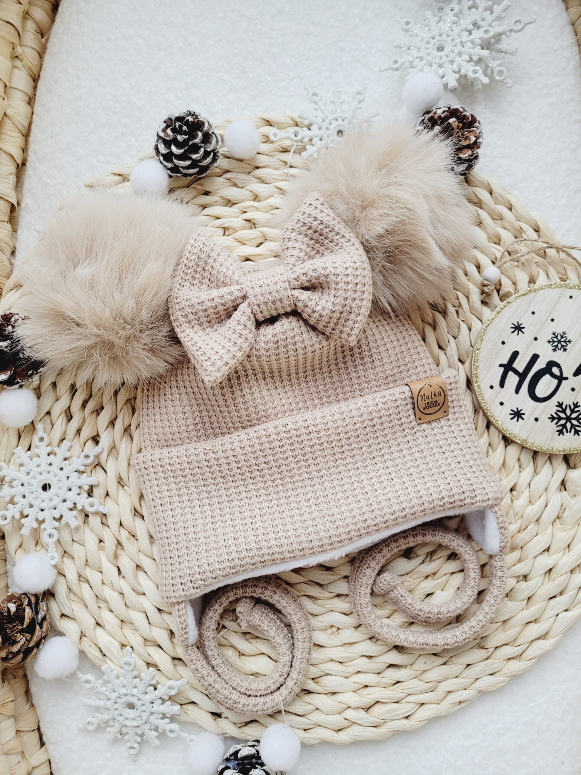 Czapka zimowa beż dla dziewczynki pompony beżowe