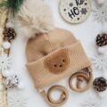 Czapka zimowa karmel z misiem pompon beż
