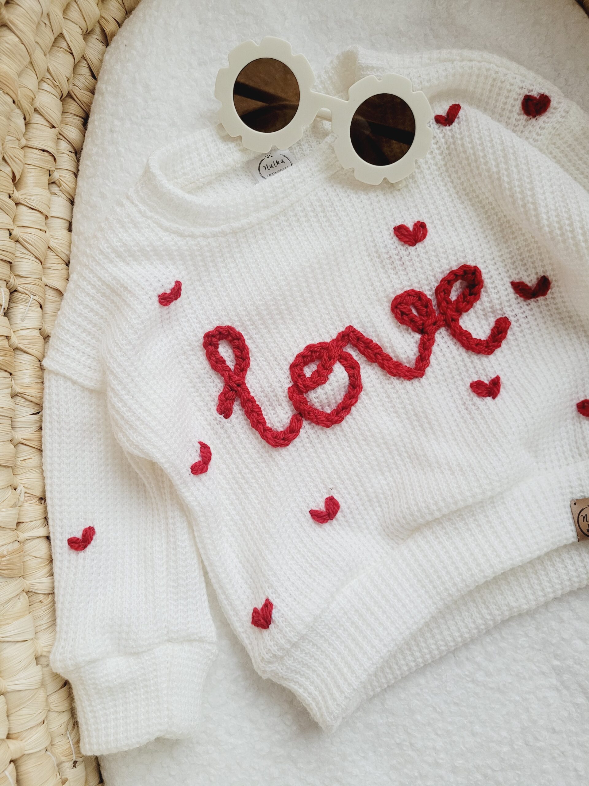 Sweterek ecru z napisem love