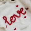 Sweterek z napisem love