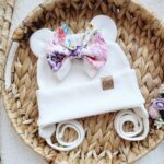 Czapka wiązana z kokardą biel Kolorowe róże