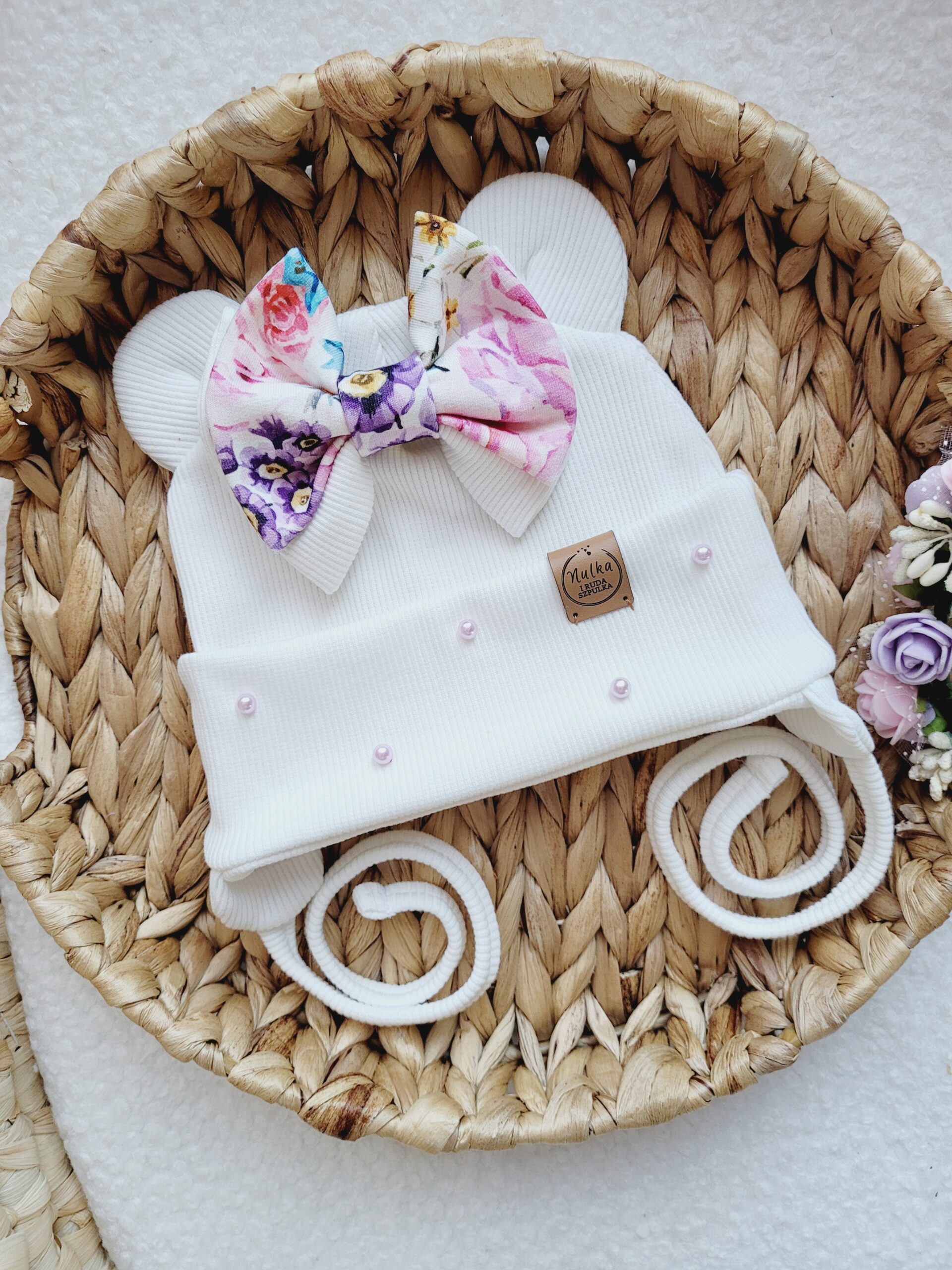 Czapka wiązana z kokardą biel Kolorowe róże perełki