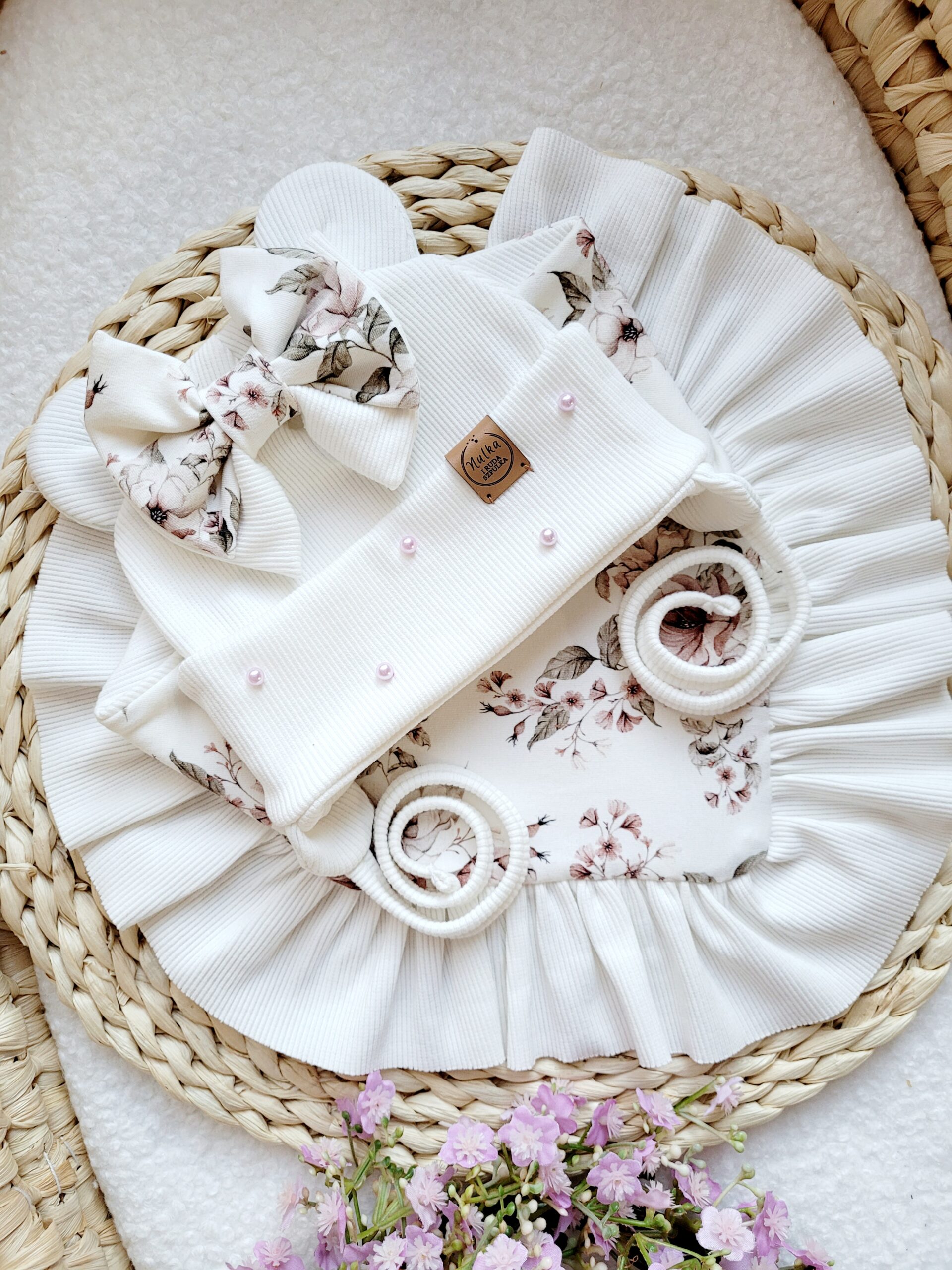 Czapka wiązana dla dziewczynki biel Rosie